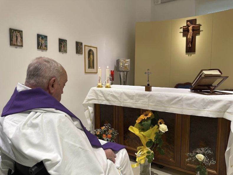 Esta imagen publicada por la Oficina de Prensa del Vaticano muestra al papa Francisco concelebrando una misa en su capilla privada en la Policlínica Agostino Gemelli en Roma, el 16 de marzo de 2025. (Oficina de Prensa del Vaticano, Via AP )