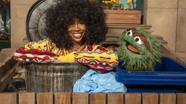 Esta imagen proporcionada por Sesame Workshop muestra al cantante SZA, a la izquierda, con el personaje de los muppets Oscar the Grouch en el set de Sesame Street. (Richard Termine/Sesame Workshop via AP)