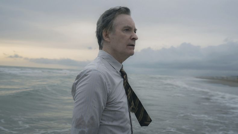 Esta imagen publicada por Apple TV+ muestra a Kevin Kline en una escena de Disclaimer. (María Lax/Apple TV+ via AP)
