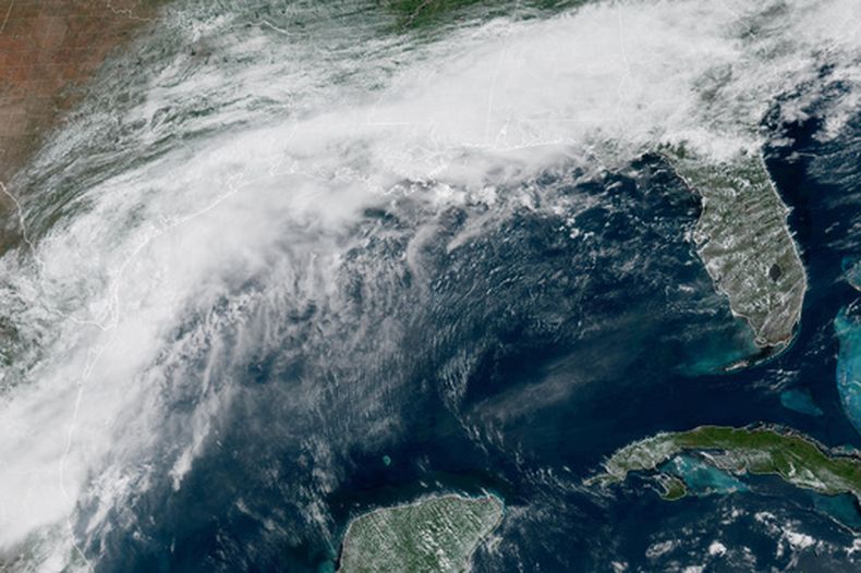 Esta imagen satelital GOES-19 GeoColor proporcionada por la Oficina Nacional de Administración Oceánica y Atmosférica de EEUU (NOAA) muestra un sistema de tormentas formándose en el golfo de Texas, el 16 de junio de 2026. (NOAA vía AP)