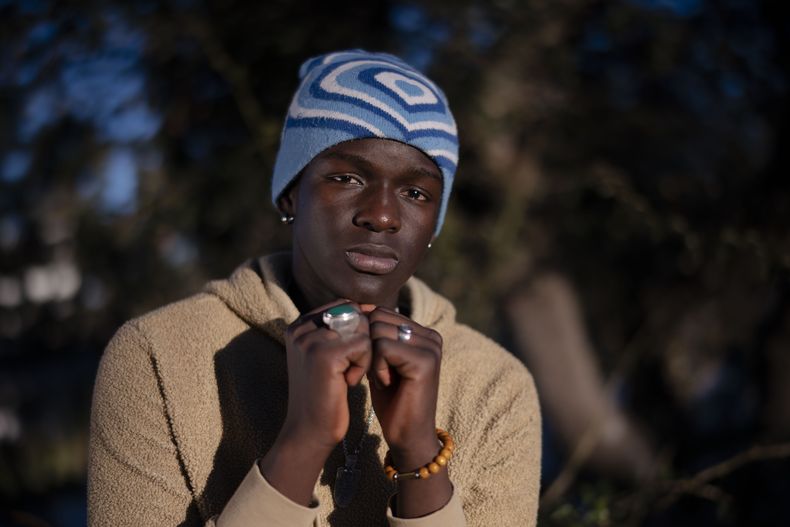 El actor senegalés Seydou Sarr posa para promover la película Io Capitano (Yo captán) en Fregene, cerca de Roma, el sábado 3 de febrero de 2024. Sarr actúa el filme de Matteo Garrone nominado en la 96a entrega de los Premios de la Academia en la categoría de largometraje internacional. La película está inspirada en la travesía de Mamadou Kouassi, un migrante que hizo el viaje desde su natal Costa de Marfil a Italia y ahora dedica su vida a trabajar con inmigrantes en Castel Volturno, en el sur de Italia. (Foto AP/Domenico Stinellis)