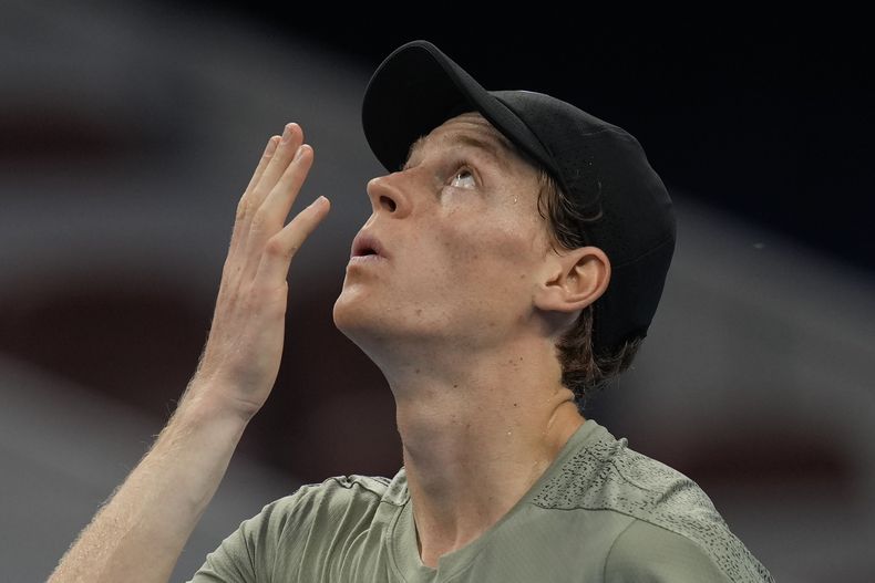 Jannick Sinner gesticula tras derrotar a Nicolás Jarry en el Abierto de China, el jueves 26 de septiembre de 2024, en Beijing. (AP Foto/Ng Han Guan)