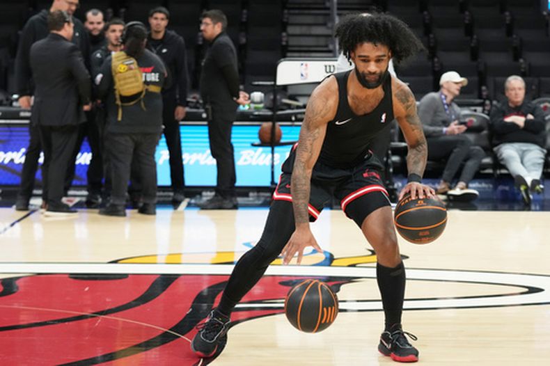 El base de los Bulls de Chicago Coby White calienta antes del encuentro ante el Heat de Miami en la NBA el domingo primero de febrero del 2026. (AP Foto/Lynne Sladky)
