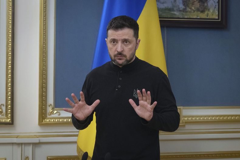 El presidente de Ucrania, Volodymyr Zelenskyy, habla durante una conferencia de prensa en Kiev, Ucrania, el martes 25 de marzo de 2025. (AP Foto/Efrem Lukatsky)