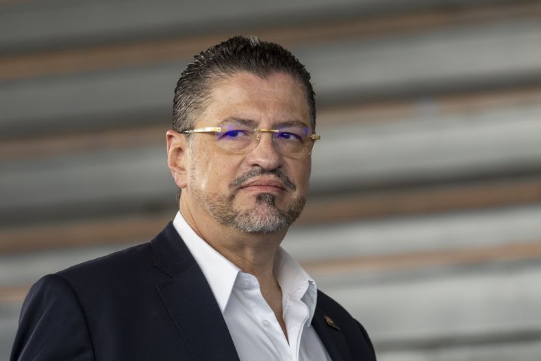 ARCHIVO - El presidente costarricense Rodrigo Chaves durante una visita en San José, Costa Rica, el 28 de agosto de 2022. (AP Foto/Moisés Castillo, Archivo)