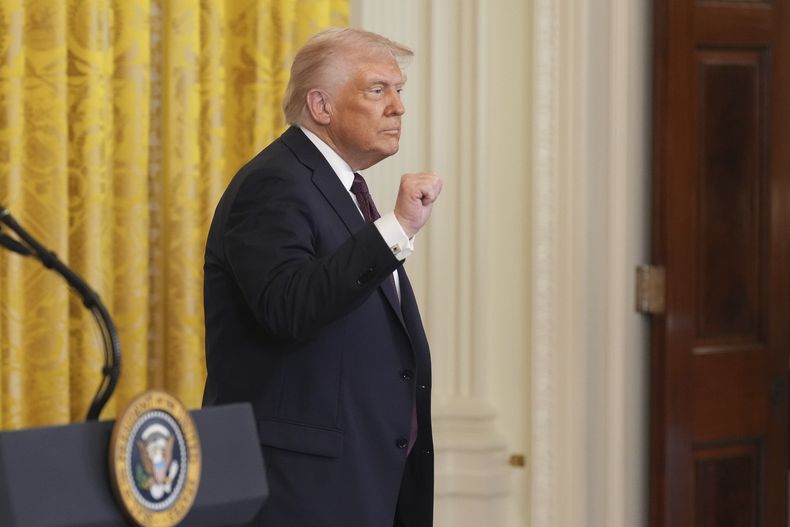 El presidente Donald Trump sale de una recepción para celebrar el Día de la Independencia de Grecia en la Sala Oeste de la Casa Blanca, el lunes 24 de marzo de 2025, en Washington. (AP Foto/Jacquelyn Martin)