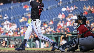 Jesse Winker, de los Nacionales de Washington, conecta un jonrón de dos carreras ante los Diamondbacks de Arizona, el miércoles 19 de junio de 2024 (AP Foto/John McDonnell)
