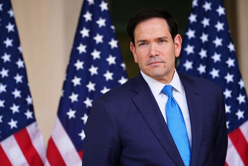 El secretario de Estado de Estados Unidos, Marco Rubio, espera mientras el embajador estadounidense en India, Sergio Gor, que no aparece, habla en una ceremonia para inaugurar un edificio anexo de la embajada estadounidense en Nueva Delhi, India, el sábado 23 de mayo de 2026. (AP Foto/Julia Demaree Nikhinson, Pool)