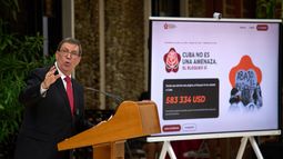 El ministro de Asuntos Exteriores de Cuba, Bruno Rodríguez, ofrece una rueda de prensa sobre el embargo estadounidense en La Habana, el miércoles 21 de octubre de 2026. (Foto AP/Ramón Espinosa)