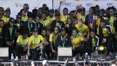 ARCHIVO - La selección femenina de Sudáfrica es recibida en el aeropuerto internacional de Johanesburgo, el 26 de julio de 2022, tras ganar la Copa Africana femenina. (AP Foto/Themba Hadebe)