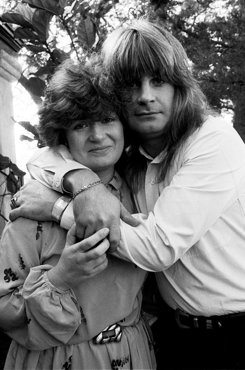 ARCHIVO - El músico de rock Ozzy Osbourne abraza a su prometida, Sharon Arden, en Los Ángeles, el 21 de diciembre de 1981. (Foto AP/Douglas Pizac, archivo)