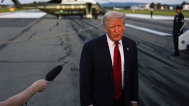 El presidente estadounidense Donald Trump habla con reporteros antes de abordar el Air Force One en el Aeropuerto Internacional Lehigh Valley en Allentown, Pensilvania, el 3 de agosto del 2025 (AP foto/Julia Demaree Nikhinson)