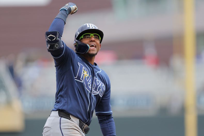 Richie Palacios de los Rays de Tampa Bay celebra tras batear un jonrón de dos carreras en la décima entrada ante los Mellizos de Minnesota el domingo 5 de abril del 2026. (AP Foto/Bailey Hillesheim)