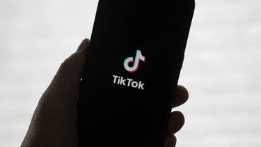 El logotipo de TikTok en un teléfono en San Francisco, el viernes 17 de enero de 2025. (AP Foto/Jeff Chiu)