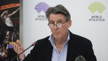 ARCHIVO - Sebastian Coe, el presidente de la federación internacional de atletismo, durante una rueda de prensa, el 30 de noviembre de 2022, en Roma. (AP Foto/Gregorio Borgia)