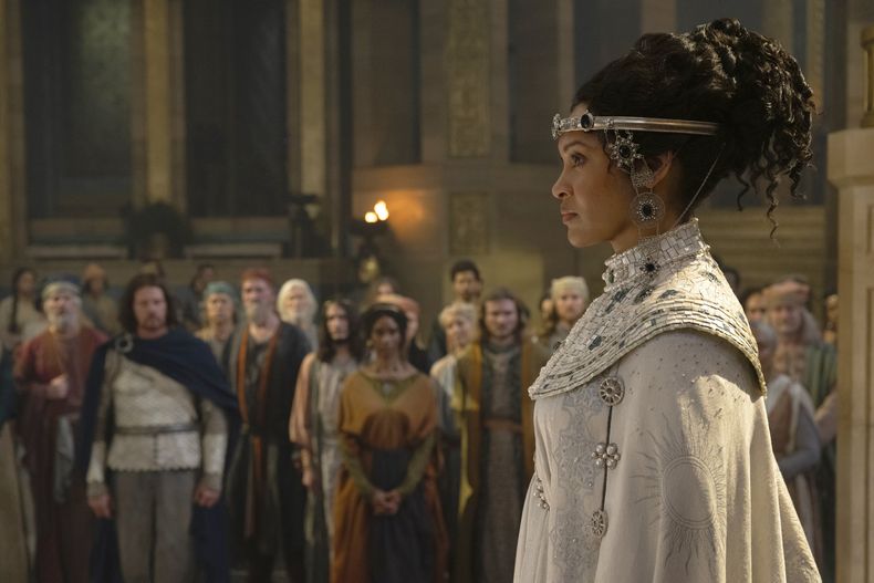 En esta imagen proporcionada por Prime Video, Cynthia Addai-Robinson en una escena de The Lord of The Rings: The Rings of Power. (Ben Rothstein/Prime Video via AP)