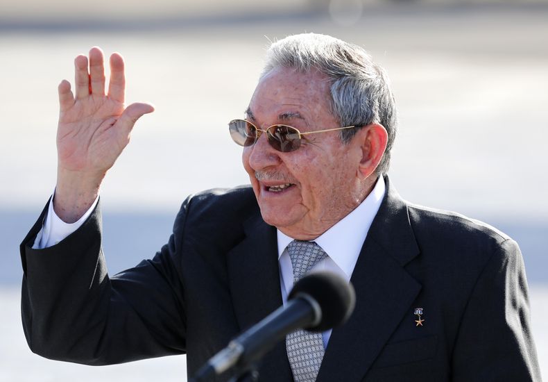 raul castro despedida hollande.jpg