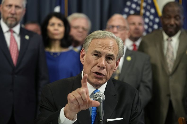 El gobernador de Texas Greg Abbott durante la ceremonia de firma de varias iniciativas de Seguridad Pública, el martes 6 de junio de 2023, en Austin, Texas. (AP Foto/Eric Gay, Archivo)