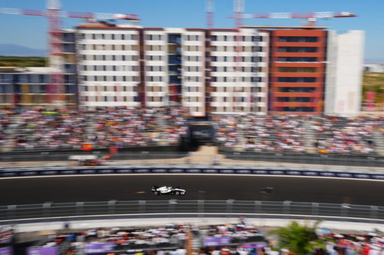 El finlandés Valtteri Bottas de Cadillac maniobra su auto en la calificación en el Gran Premio de España el sábado 12 de septiembre del 2026. (AP Foto/Manu Fernandez)
