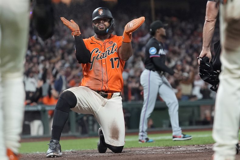 El puertorriqueño Heliot Ramos, de los Gigantes de San Francisco, festeja tras anotar con un doble de Matt Chapman en el duelo ante los Marlins de Miami, el viernes 30 de agosto de 2024 (AP Foto/Jeff Chiu)