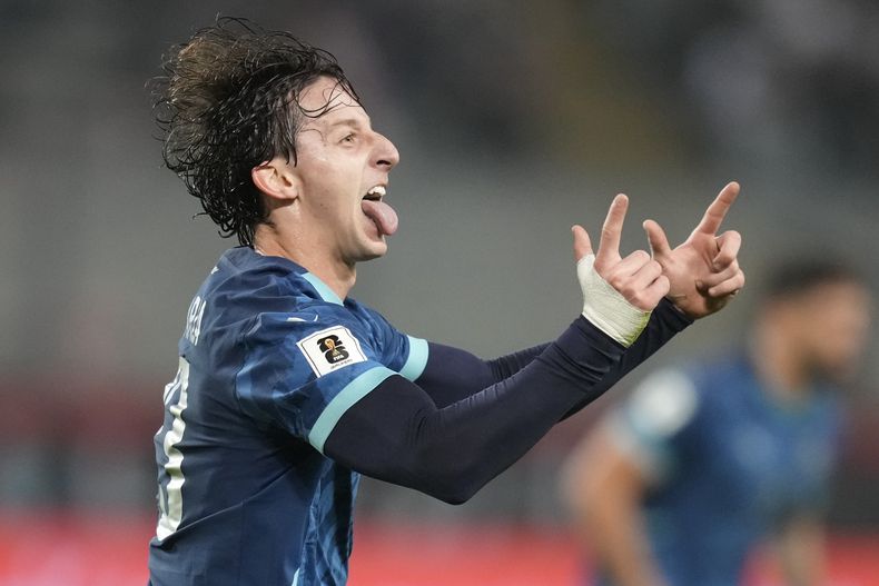 Matias Galarza celebra luego de marcar el gol de Paraguay en la victoria 1-0 ante Perú en las eliminatorias del Mundial, el martes 9 de septiembre de 2025, en Lima. (AP Foto/Martín Mejía)