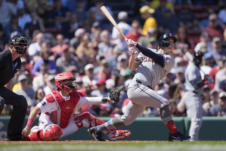 Will Brennan de los Guardianes de Cleveland le da seguimiento a un jonrón de dos carreras frente al cátcher de los Medias Rojas de Boston Reese McGuire en la séptima entrada del juego del lunes 15 de abril del 2024. (AP Foto/Michael Dwyer)