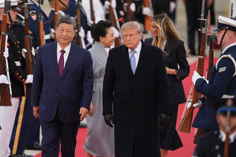 El presidente estadounidense Donald Trump y su esposa Melania Trump dan la bienvenida al presidente chino Xi Jinping y a su esposa, Peng Liyuan, en la Base Conjunta Andrews, en Maryland, el miércoles 23 de septiembre de 2026. (AP Foto/Mark Schiefelbein)