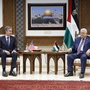 El secretario de Estado estadounidense Antony Blinken, izquierda, se reúne con el presidente palestino Mahmud Abás en Ramala, el domingo 5 de noviembre de 2023, en la Cisjordania ocupada. (Jonathan Ernst/Foto compartida vía AP)