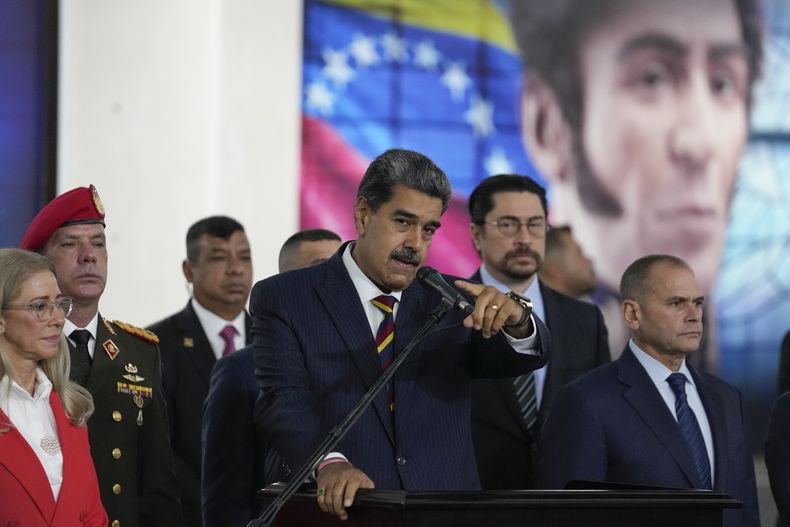 El presidente venezolano, Nicolás Maduro, habla con la prensa en el Tribunal Supremo de Justicia, adonde llegó para los procedimientos relacionados con la auditoría de los resultados de las elecciones presidenciales en Caracas, Venezuela, el viernes 9 de agosto de 2024. Detrás hay una imagen del héroe de la independencia, Simón Bolívar. (Foto AP/Matías Delacroix)