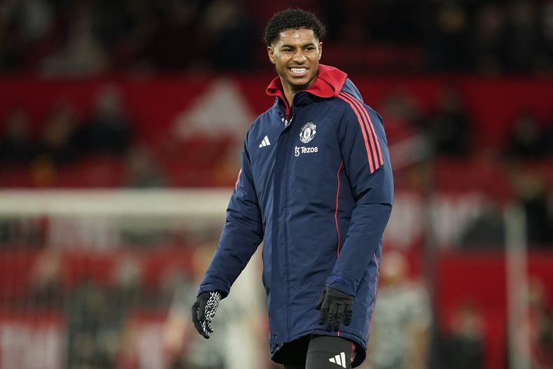 ARCHIVO - Marcus Rashford del Manchester United sonríe durante el calentamiento previo al partido contra Newcastle en la Liga Premier, el 30 de diciembre de 2024, en Manchester. (AP Foto/Dave Thompson)