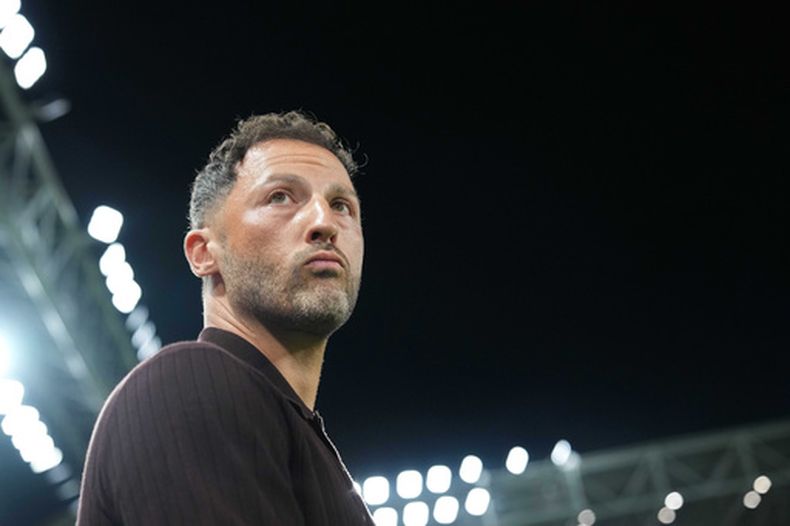El técnico de Bologna Domenico Tedesco durante el partido de la Serie A de Italia contra Atalanta, el lunes 31 de agosto de 2026. (Spada/LaPresse vía AP)