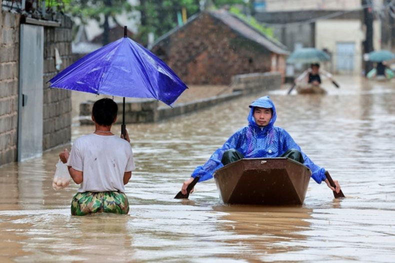 Las inundaciones en las afueras de Hanoi, Vietnam, el 17 de septiembre del 2026. (Pham Tuan Anh/VNA via AP)