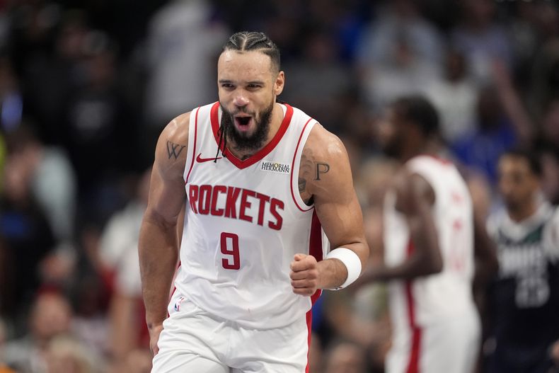 Dillon Brooks, alero de los Rockets de Houston, festeja luego de atinar un disparo en el duelo del jueves 31 de octubre de 2024, ante los Mavericks de Dallas (AP Foto/Tony Gutierrez)