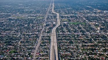 americateve | El Condado de Miami-Dade es más grande que Rhode Island, tiene el doble de personas, y está bordeada por dos parques nacionales. Sus 2,5 millones de habitantes son diversos y viven en 34 ciudades.