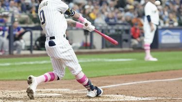 Brice Turang pega jonrón por los Cerveceros de Milwaukee en duelo con los Reales de Kansas City, el domingo 14 de mayo de 2023, en Milwaukee. (AP Foto/Morry Gash)