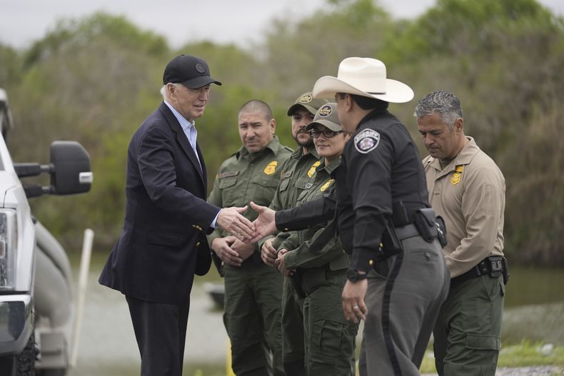 ARCHIVO - El presidente Joe Biden habla con oficiales de la Patrulla Fronteriza y funcionarios locales mientras supervisa la frontera sur el 29 de febrero de 2024, en Brownsville, Texas, a lo largo del río Bravo, o Grande. (AP Foto/Evan Vucci, Archivo)