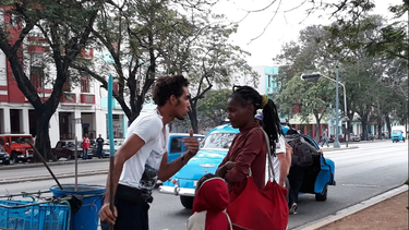 mujer es golpeada en centrica avenida de la habana delante de su hijo