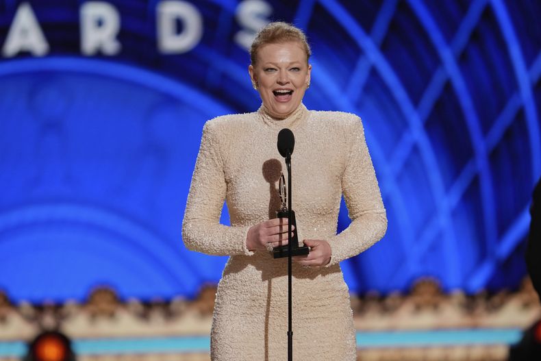Sarah Snook acepta el premio a la mejor actriz en una obra por The Picture of Dorian Gray durante los 78º Premios Tony el domingo 8 de junio de 2025, en el Radio City Music Hall de Nueva York. (Foto Charles Sykes/Invision/AP)