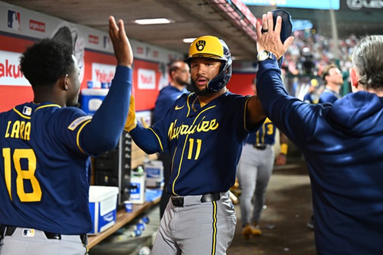 El venezolano Jackson Chourio festeja con sus compañeros en la cueva de los Cerveceros de Milwaukee, luego de anotar ante los Angelinos de Los Ángeles el sábado 1 de agosto de 2026 (AP Foto/William Liang)