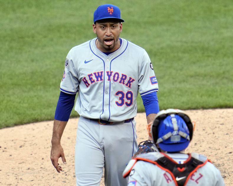 El relevista boricua Edwin Díaz, de los Mets de Nueva York, festeja con el cátcher venezolano Francisco Álvarez, tras el duelo ante los Piratas de Pittsburgh, el sábado 6 de julio de 2024 (AP Foto/Gene J. Puskar)