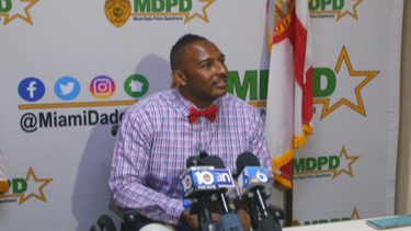 policia que perdio sus piernas se incorpora al trabajo