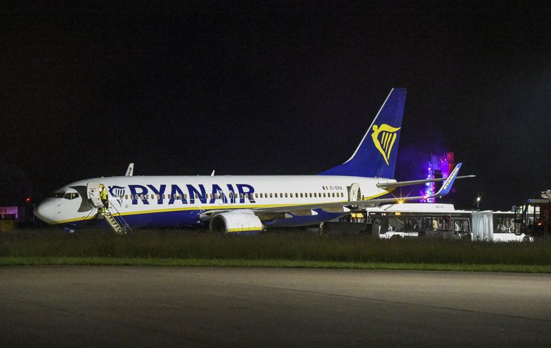 Un avión de Ryanair, en la pista del aeropuerto de Memmingen, en el sur de Alemania, el 4 de junio de 2025, tras realizar un aterrizaje de emergencia debido a fuertes turbulencias. (Jason Tschepljakow/dpa via AP)