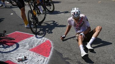 Un ciclista yace en el suelo tras un choque en la 15ma etapa del Tour de Francia entre Les Gets Les Portes du Soleil y Saint-Gervais Mont-Blanc el domingo 16 de julio del 2023. (AP Photo/Daniel Cole)