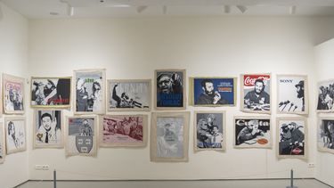 Obras en una exposición de arte cubano en el Museo Mohammed VI de Arte Moderno y Contemporáneo en Rabat, el lunes 1 de abril de 2024. La exposición es una de las primeras de arte cubano en un museo africano. (Foto AP/Mosaab Elshamy)