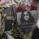 Fans depositan flores y mensajes para conmemorar la muerte de Ozzy Osbourne en el puente Black Sabbath en Birmingham, el miércoles 23 de julio de 2025. (Foto AP/Kin Cheung)