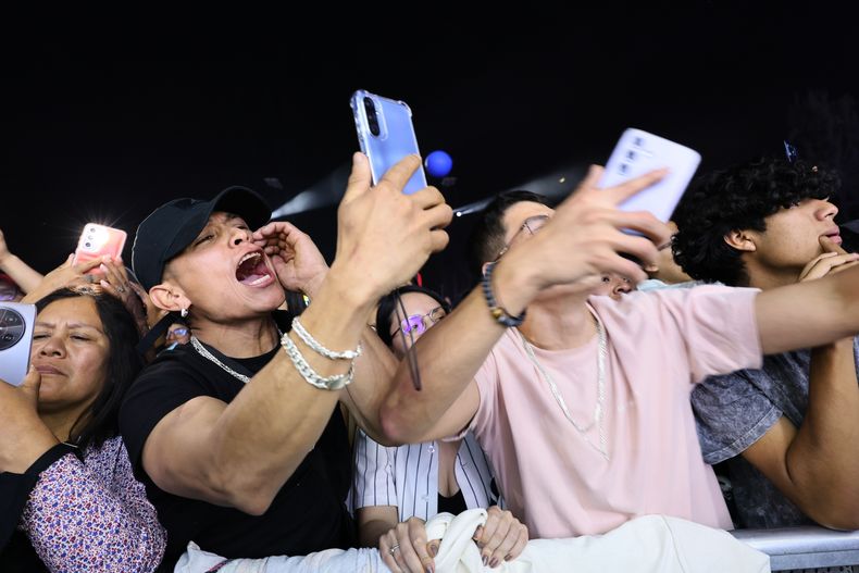 Fans reaccionan mientras el cantante De La Ghetto se presenta durante el festival de música Coca-Cola Flow Fest en la Ciudad de México, el domingo 23 de noviembre de 2025. (Foto AP/Ginnette Riquelme)