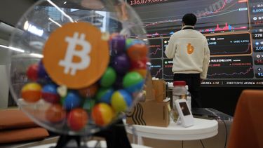Un empleado observa un cartel electrónico que muestra los precios de bitcoin y otras criptomonedas en la sala de intercambio de criptomonedas Bithumb en Seúl, Corea del Sur, 21 de noviembre de 2024. (AP foto/Ahn Young-joon, archivo)