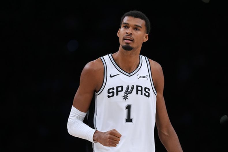 Victor Wembanyama de los Spurs de San Antonio durante un juego de pretemporada contra los Kings de Sacramento, el viernes 16 de octubre de 2026, en San Antonio. (AP Foto/Eric Gay)