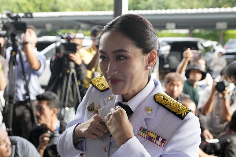 La recién elegida primera ministra de Tailandia, Paetongtarn Shinawatra, antes de una ceremonia para recibir el apoyo del rey para asumir el cargo, en la sede del partido Pheu Thai en Bangkok, Tailandia, el domingo 18 de agosto de 2024. (AP Foto/Sakchai Lalit)