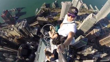americateve | Uno de los fotógrafos que cultivan el extremo rooftopping subió a un rascacielos de Hong Kong a comer bananas con dos amigos. El resultado no es apto para quienes sufren de vértigo